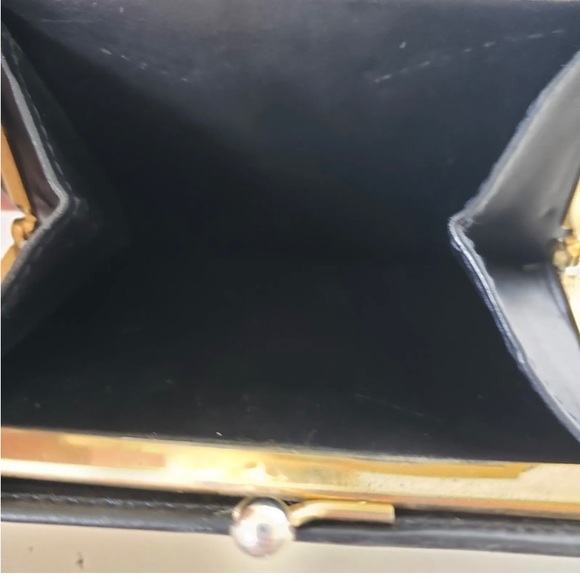Salvatore Ferragamo Gancini
Wallet Card Bill Coin Black
Leather Medium Kisslock - Picture 7 of 14